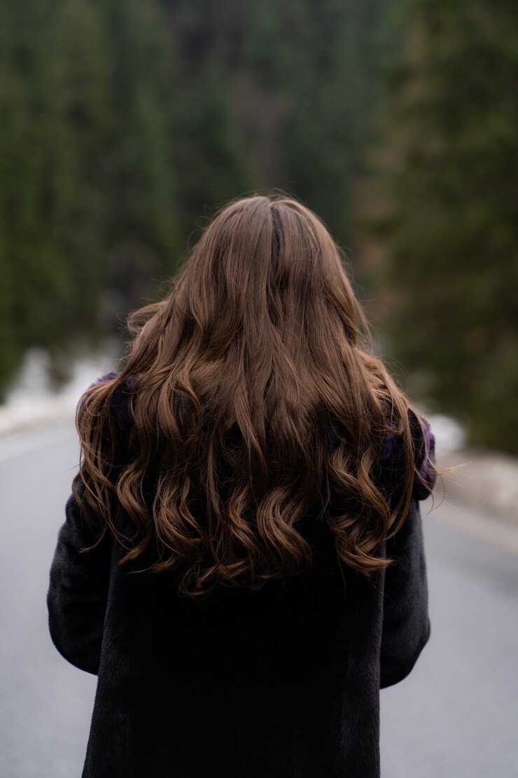 Fille posant et se retourner à la caméra sur les bois d'hiver