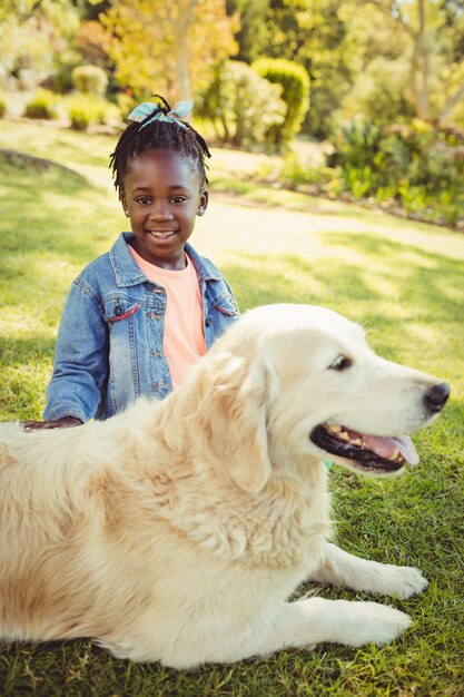 Fille posant avec son chien