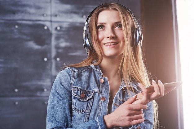 Fille pose dans le studio écoute de la musique au casque