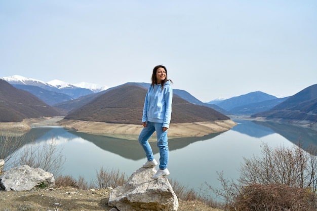 Une fille pose sur le fond du réservoir de Zhinvali lors d'un voyage en Géorgie. Paysage naturel incroyable