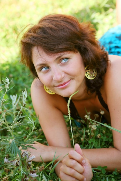 Photo fille pose sur l'herbe d'un pré