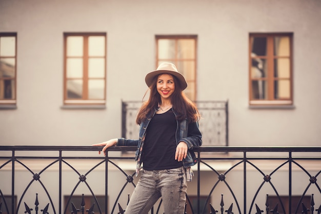 Fille positive dans un chapeau