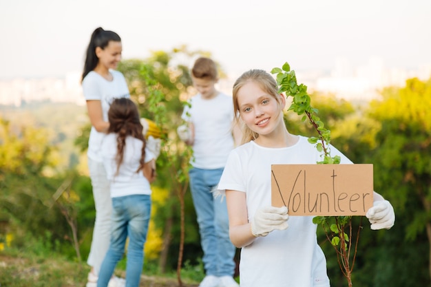 Fille positive démontrant son arbre