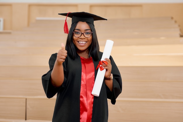 Fille positive diplômée de l&#39;université.