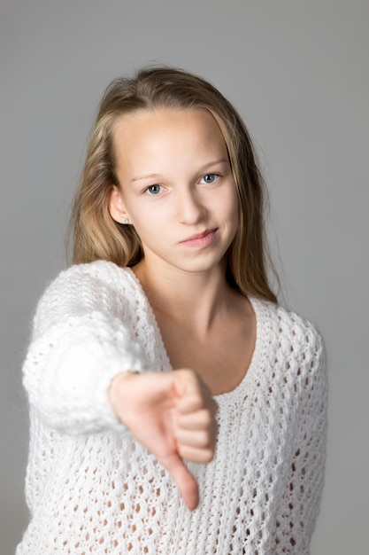 Fille avec le pouce vers le bas