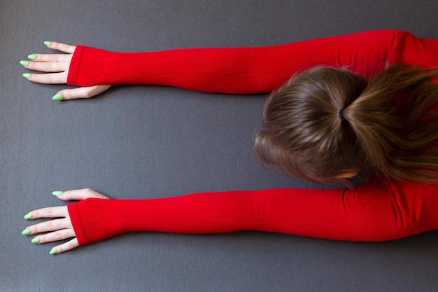 Fille pratiquant le yoga à la maison Entraînement intérieur et extérieur Sport et concept de mode de vie actif sain Enfant pose vue de dessus