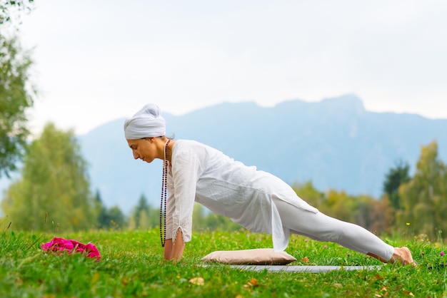 Fille pratiquant le yoga