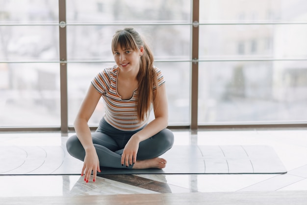 Fille pratique le yoga, les sports et les modes de vie sains, le concept de l'équilibre mental