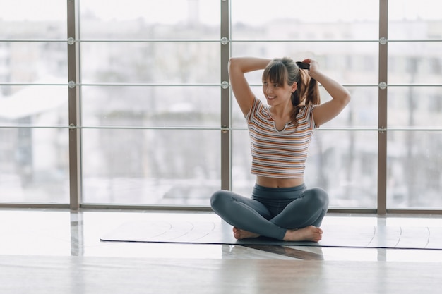 Fille pratique le yoga, les sports et les modes de vie sains, le concept de l'équilibre mental