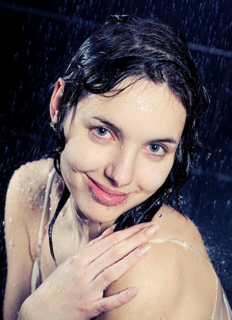 Fille prenant une douche