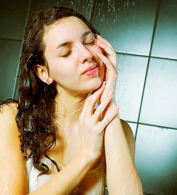 Fille prenant une douche