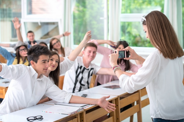 Fille prenant une photo de la classe