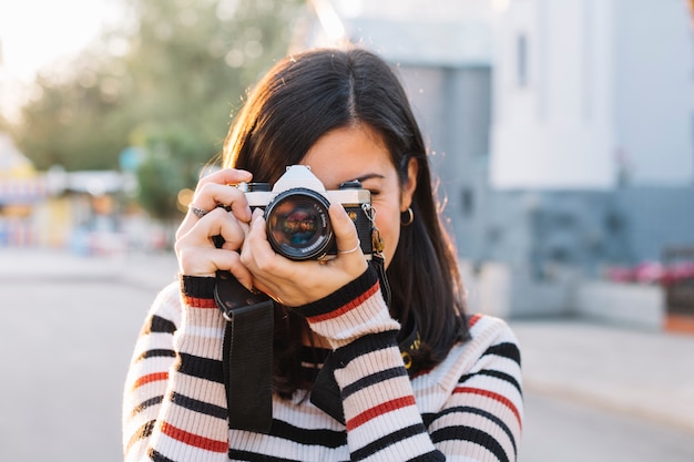 Photo fille prenant une photo