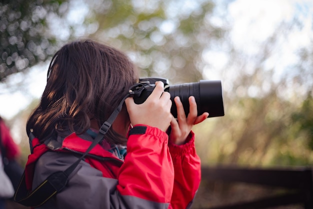 Fille prenant des photos avec un appareil photo reflex numérique dans la réserve naturelle de l'Argentine