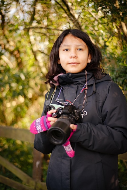 Fille prenant des photos avec un appareil photo reflex numérique dans la réserve naturelle de l'Argentine