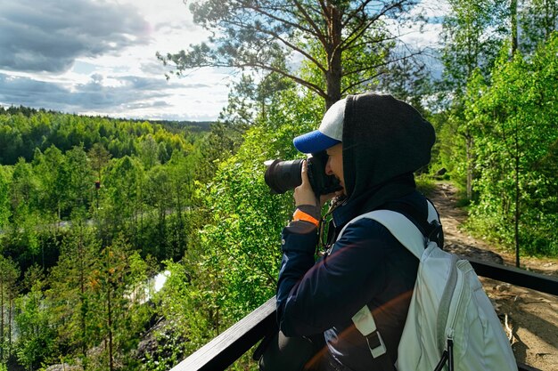 Photo fille prenant des photos du canyon de marbre ruskeala sur le lac ladoga en carélie en russie