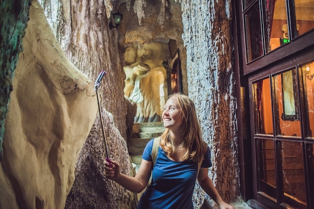 Fille prenant des photos de téléphone intelligent avec selfie stick Femme s'amusant à faire de la photographie mobile pour les médias sociaux Vietnam Attractions