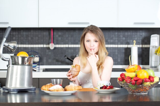 fille prenant son petit déjeuner à la maison