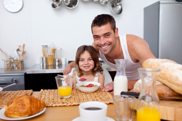 Fille prenant son petit déjeuner avec son père