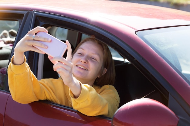 Fille prend un selfie