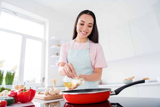 fille préparant le déjeuner dans une cuisine moderne