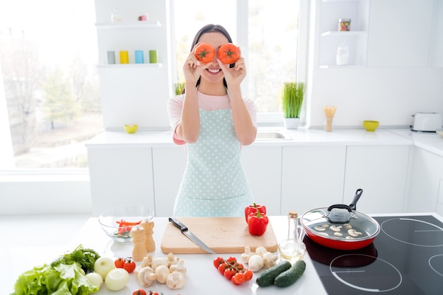 fille préparant le déjeuner dans une cuisine moderne