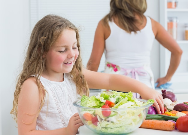 Fille préparant la salade