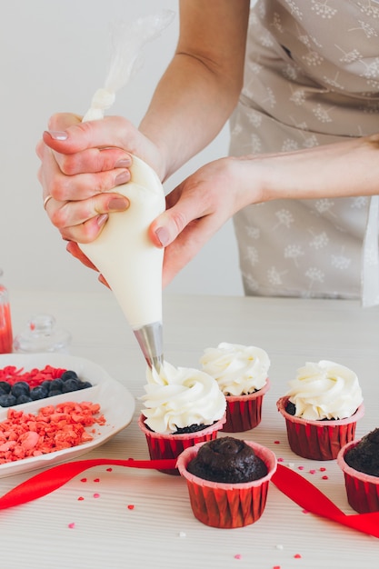 Fille prépare des cupcakes