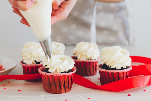 Fille prépare des cupcakes