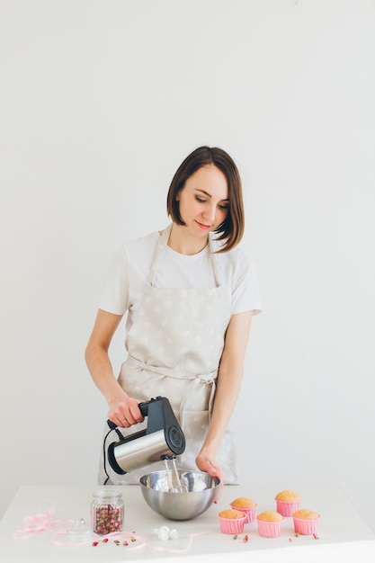 Fille prépare des cupcakes