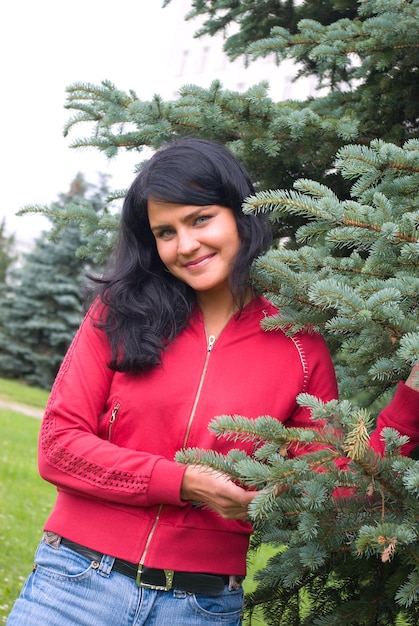 Une fille près d'un arbre à fourrure.