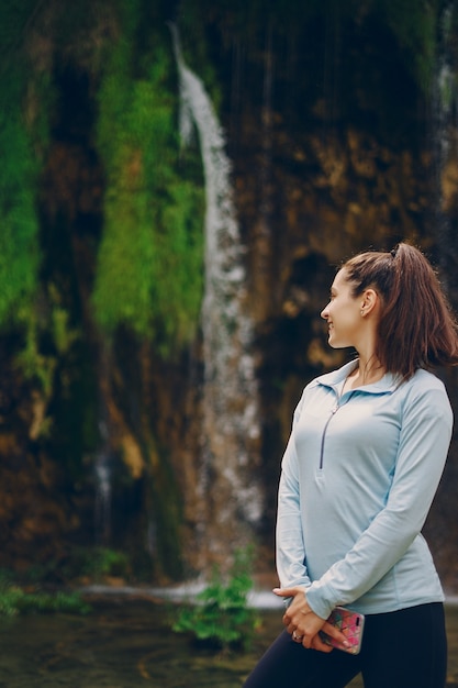 Fille près de la cascade