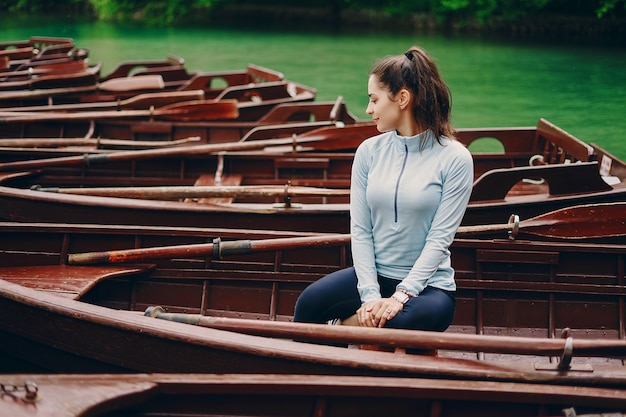 Fille près de l&#39;eau