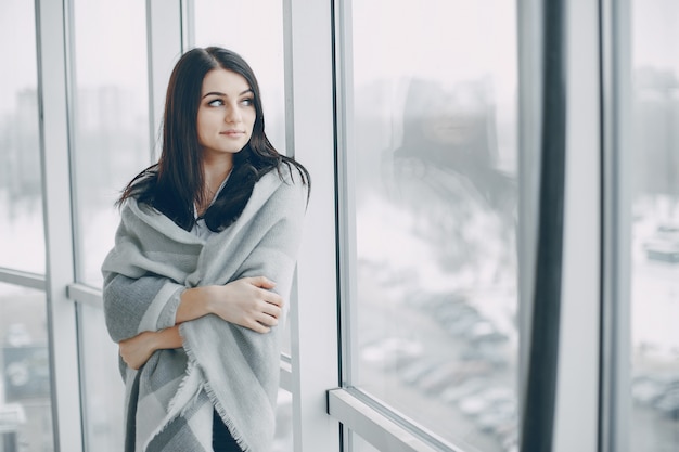 Fille près de la fenêtre