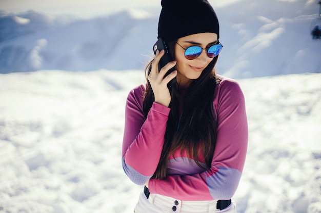 fille près des montagnes