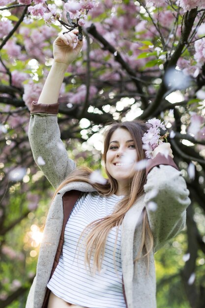 fille près de sakura en fleurs Le printemps est maintenant Fleurs de cerisier Sakura au crépuscule portrait au coucher du soleil