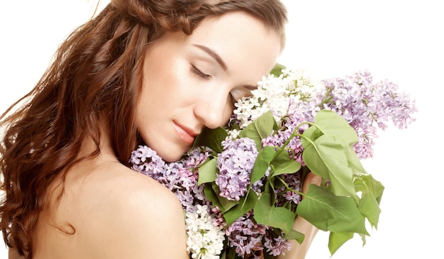 Fille de printemps avec des fleurs lilas