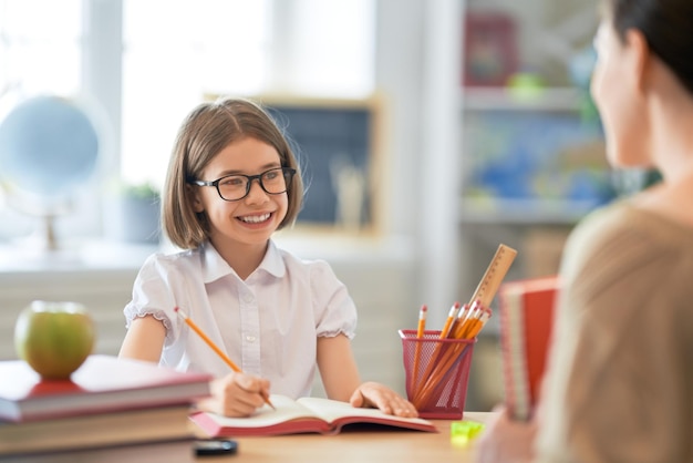 Fille avec professeur en classe