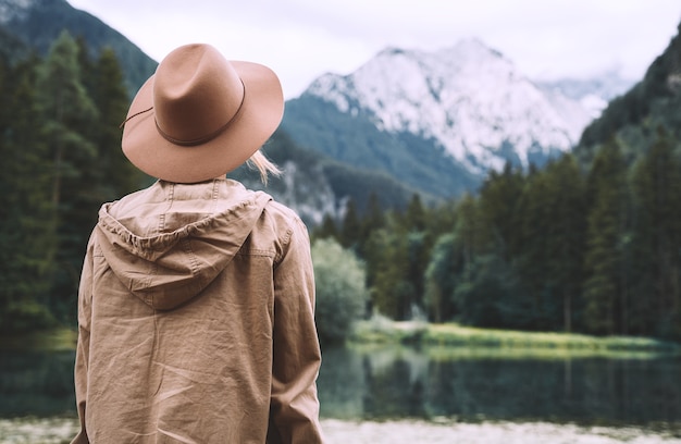 Fille profitant de la beauté de la nature en regardant le lac de montagne Voyage d'aventure en Slovénie Europe