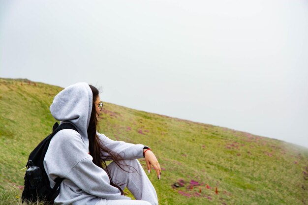 Une fille profite d'un voyage à la montagne le concept de repos à la montagne