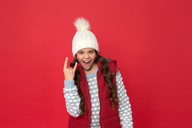 Fille profiter de l'hiver Bonnes vibrations Enfant joyeux dans une tenue tricotée confortable Mode d'hiver Bonheur de l'enfance Activité hivernale Concept positif Bonne humeur Bien-être émotionnel Concept d'émotions
