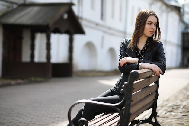 Fille en promenade dans la ville de printemps