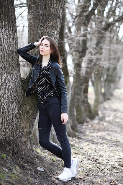 Fille en promenade dans la ville de printemps