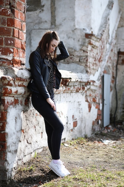 Fille sur une promenade à travers la ville de printemps par une journée ensoleillée