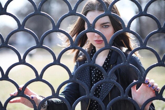 Fille sur une promenade à travers la ville de printemps par une journée ensoleillée