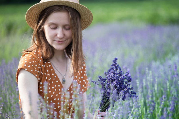 Fille provençale au champ de lavande