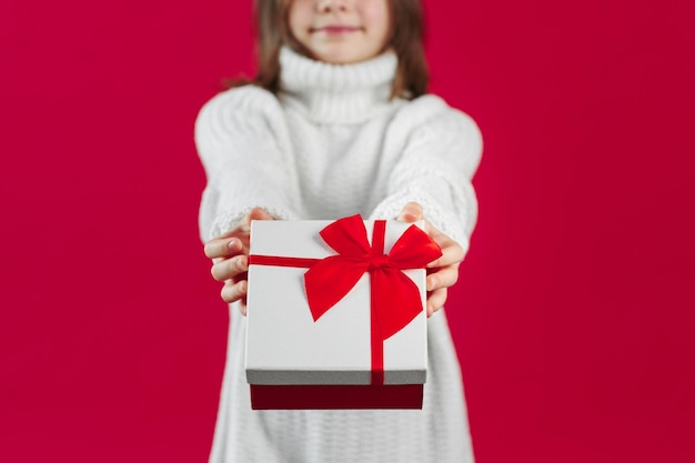 Fille en pull donne un cadeau