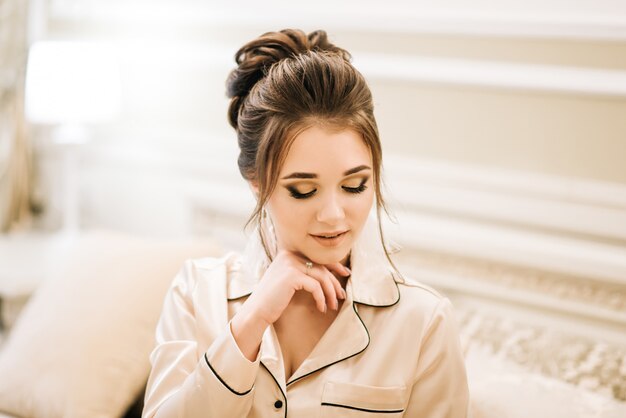 fille en pyjama avec des cheveux élégants et maquillage