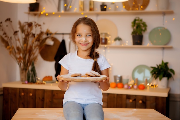 Fille en pyjama dans la cuisine