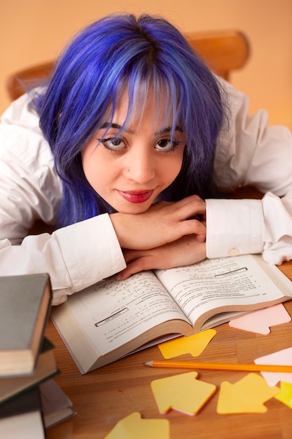 Une fille queer de taille moyenne à l'école.